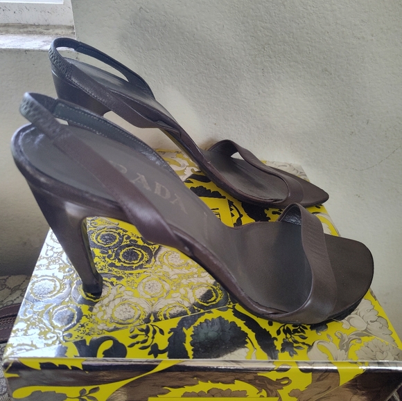 PRADA - Picture 3 of 12